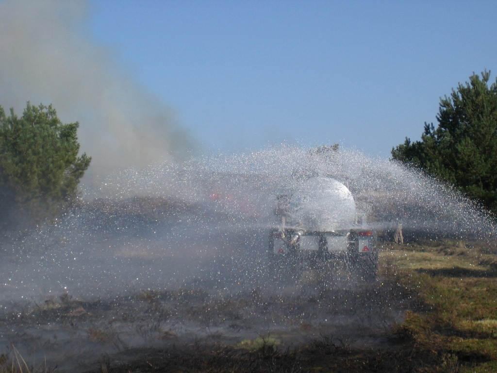 Heidebrand: Löschen des Feuers mit dem Wasserwagen | VNP Stiftung