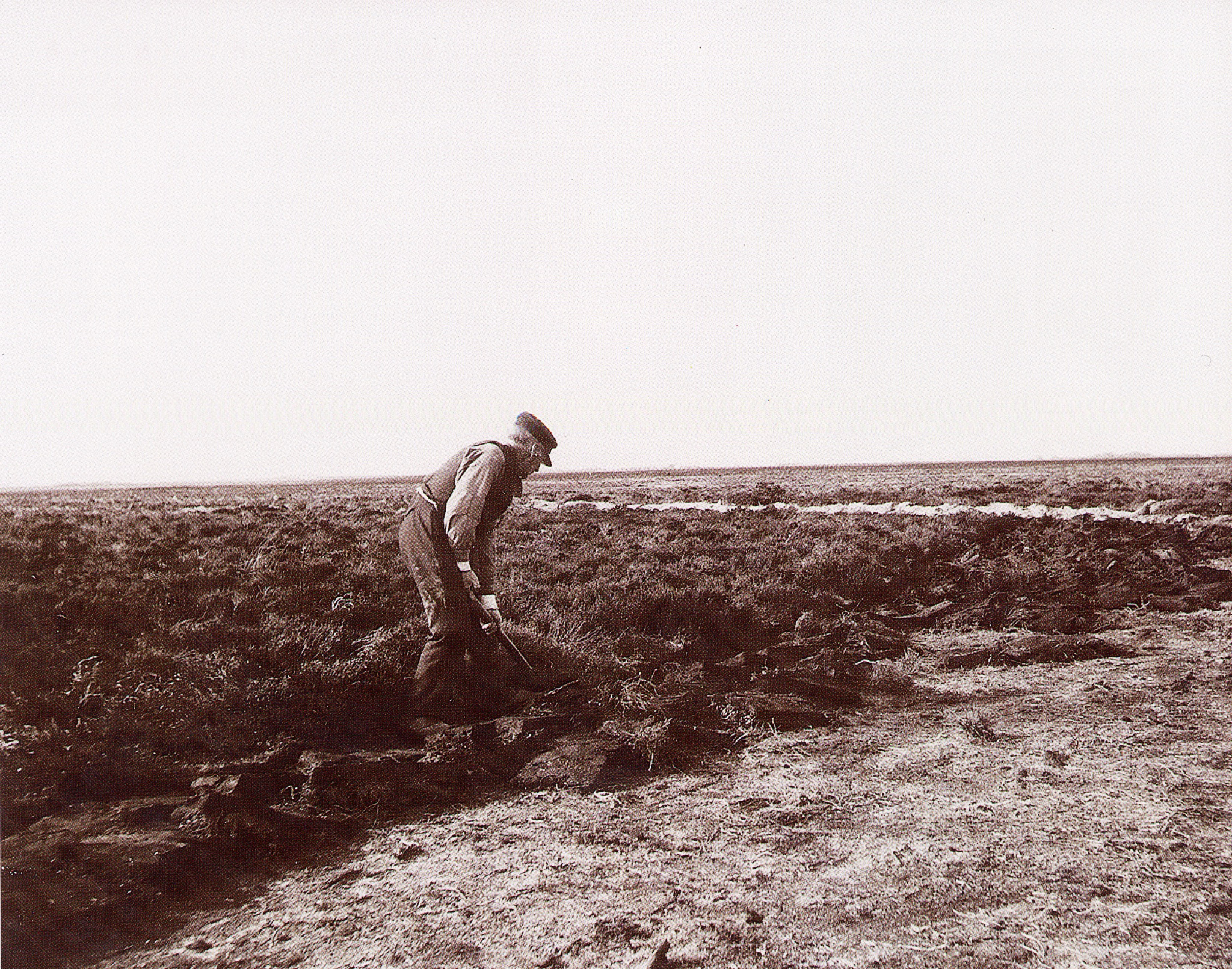 Viele Jahrhunderte lang wurde ausschließlich von Hand mit der Twigg oder Plaggenhacke geplaggt. Foto: Herning Museum Dänemark, aus: Svein Haaland, Feuer und Flamme für die Heide, H.M. Hauschild GmbH Bremen 2002