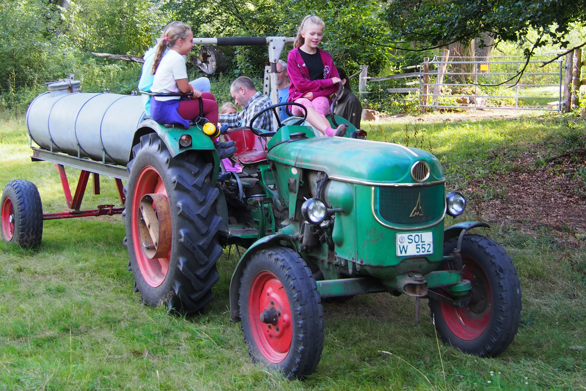 Unterwegs mit dem Traktor auf dem Schulbauernhof Hillmershof | VNP Kinderakademie