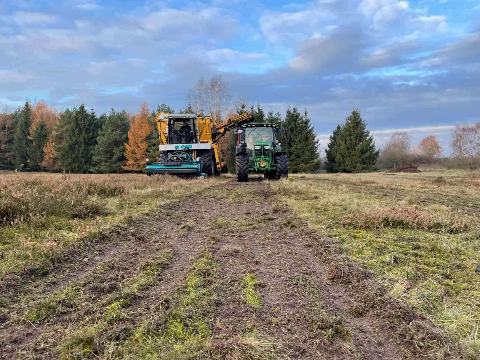 Plaggmaschine mit Förderband zum Überladen des Plaggmaterials
